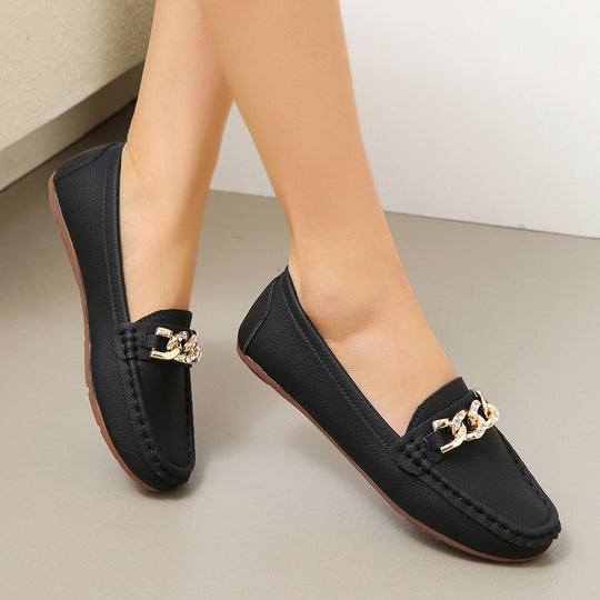 Damen Flexibler Mokassin‑Slipper mit gepolstertem Komfortfußbett und dekorativer Metallkette Shop Nory
