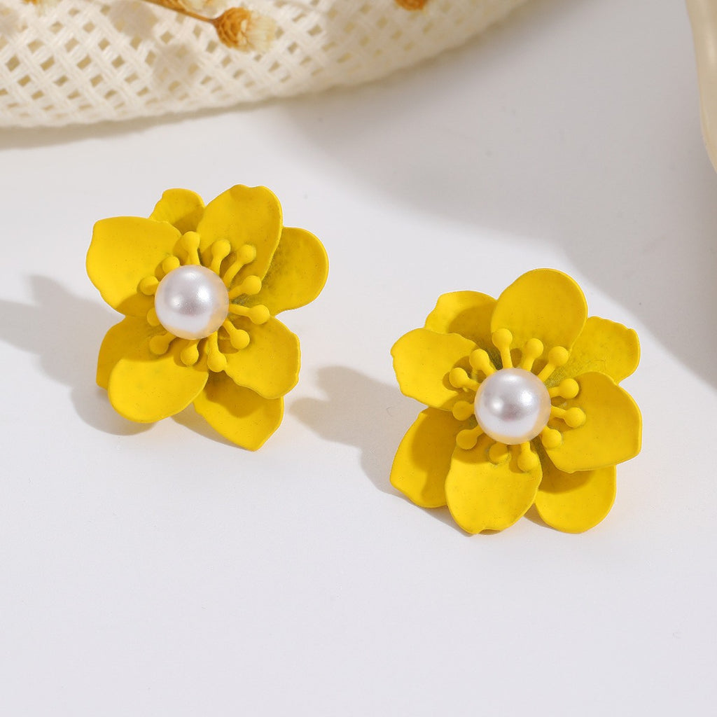 Damen Ohrringe mit kunstvollem Blumenmotiv und Perlenakzent Shop Nory