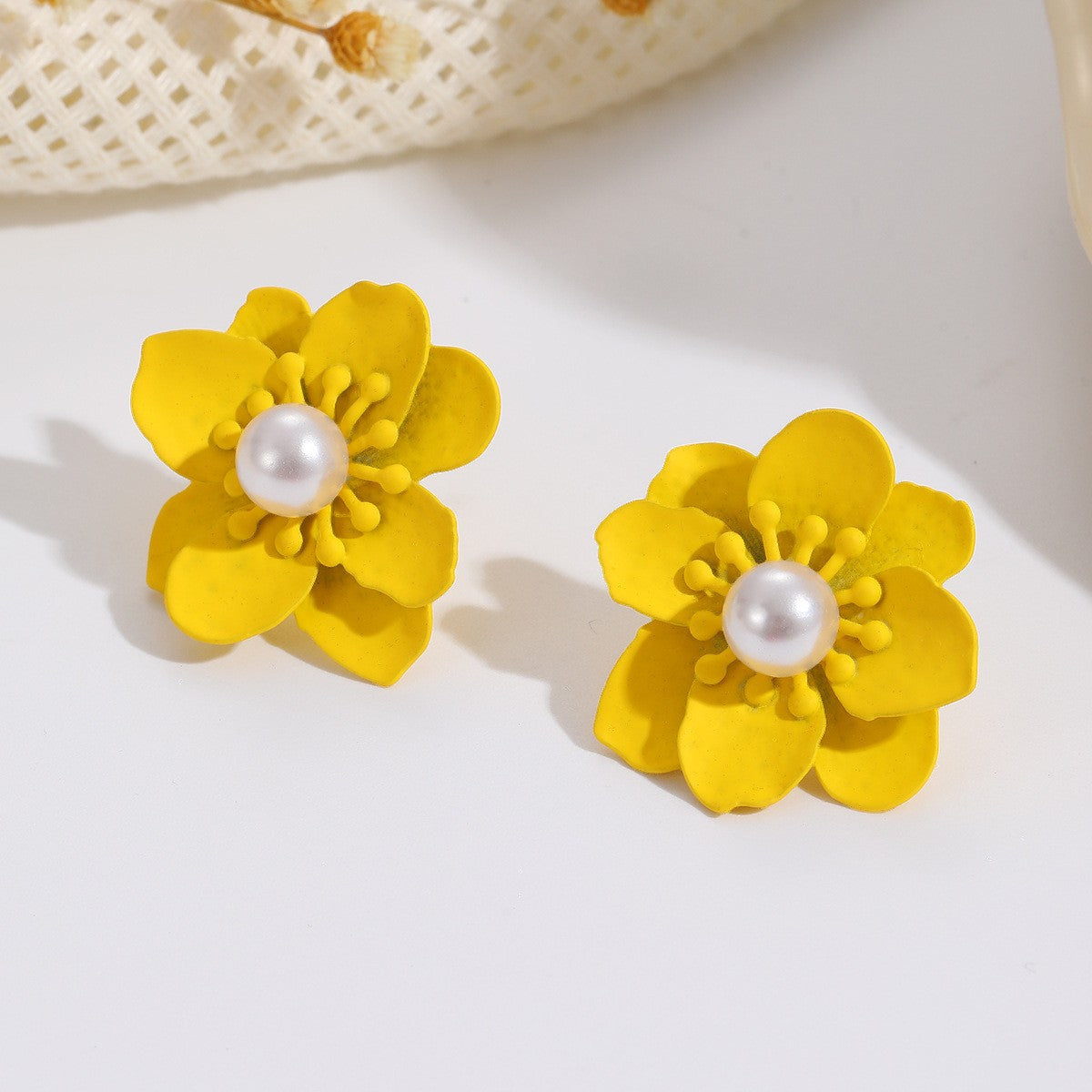 Damen Ohrringe mit kunstvollem Blumenmotiv und Perlenakzent Shop Nory