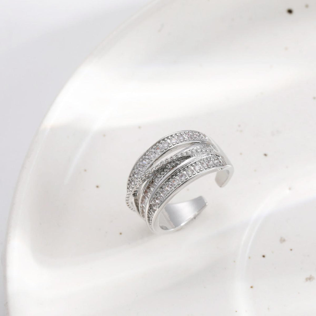 Damenring mit funkelnden Zirkonia und modernem Design Shop Nory