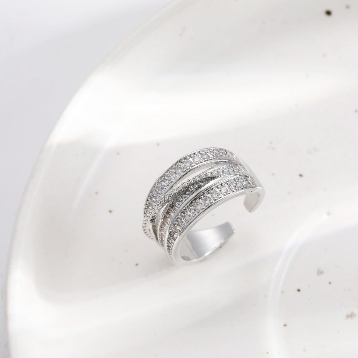 Damenring mit funkelnden Zirkonia und modernem Design Shop Nory