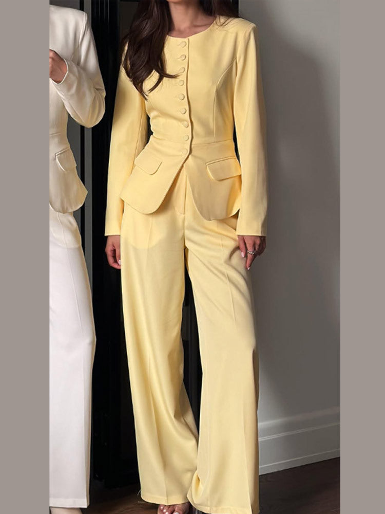 Damen Taillierter Blazer mit Rundhalsausschnitt, dekorativen Stoffknöpfen und Pattentaschen Shop Nory