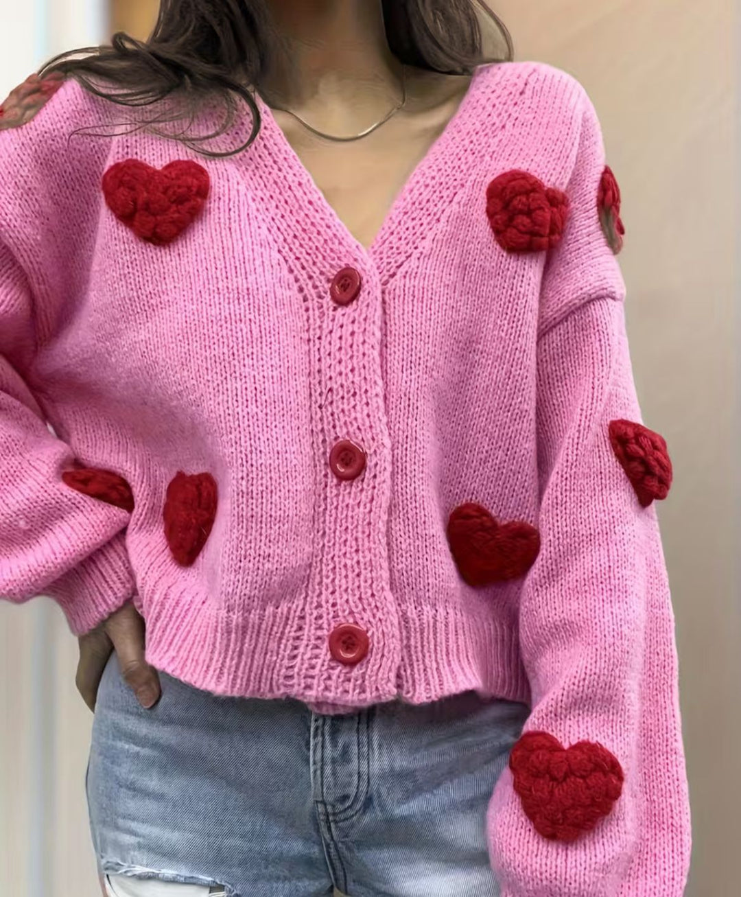 Damen Kurzgeschnittener V-Ausschnitt-Cardigan mit geprägten Herz-Applikationen und Schmuckknöpfen Shop Nory