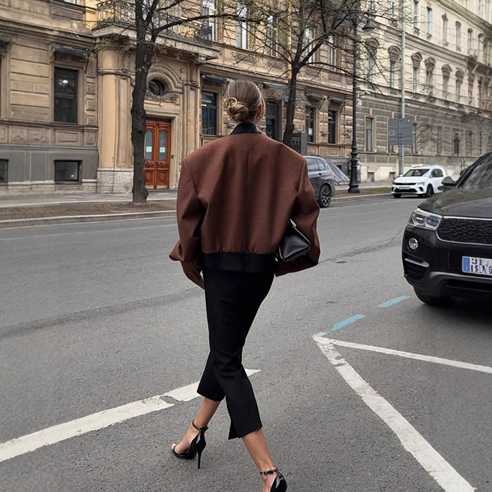 Damen Boxy Cropped-Wolljacke mit kastiger Schulter, kontrastierendem Reverskragen und verdeckter Knopfleiste Shop Nory