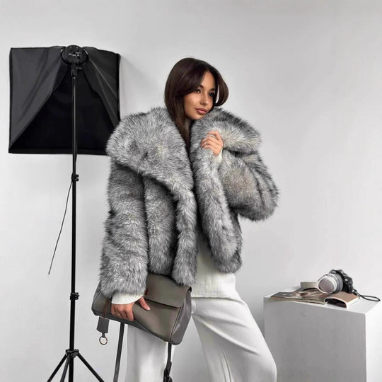 Damen Kurzmantel aus gestreiftem Hochflor-Kunstpelz, Boxy‑Silhouette und breitem Revers Shop Nory