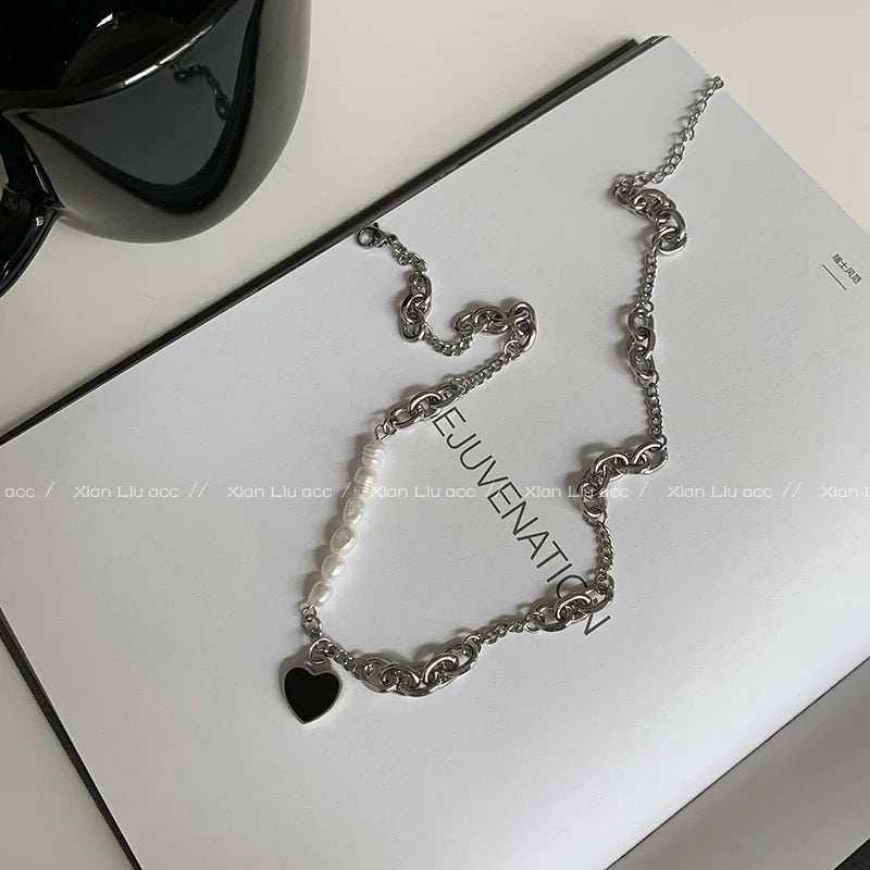 Damen Kette mit Herzanhänger und klassischen Perlendetails Shop Nory