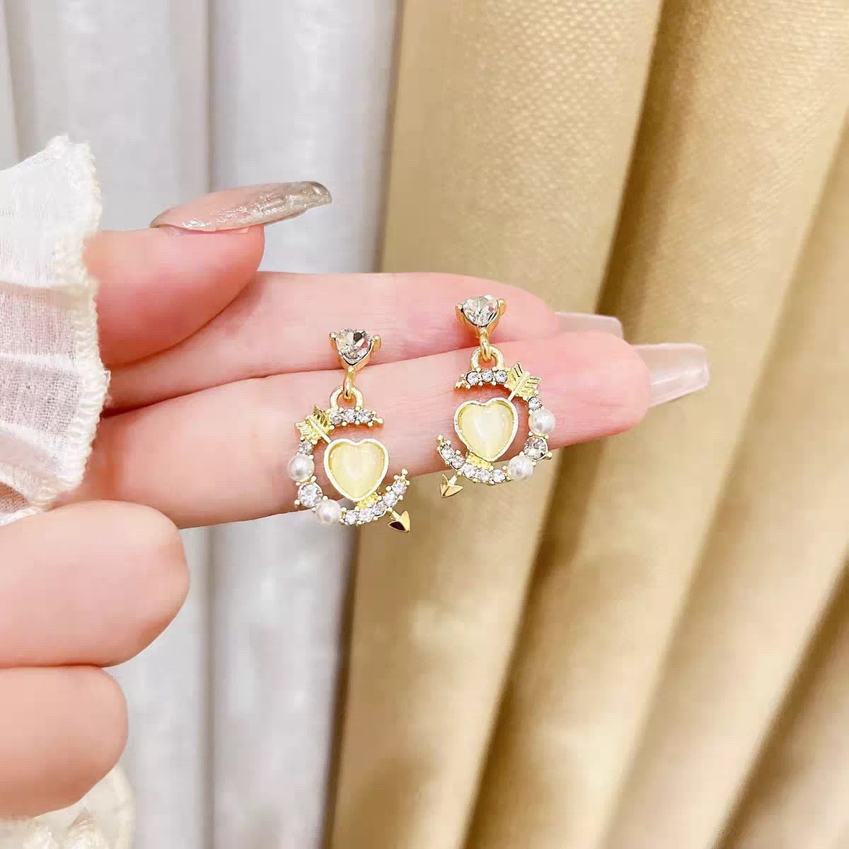 Damen Ohrstecker mit liebevollem Herzdesign und funkelnden Akzenten Shop Nory