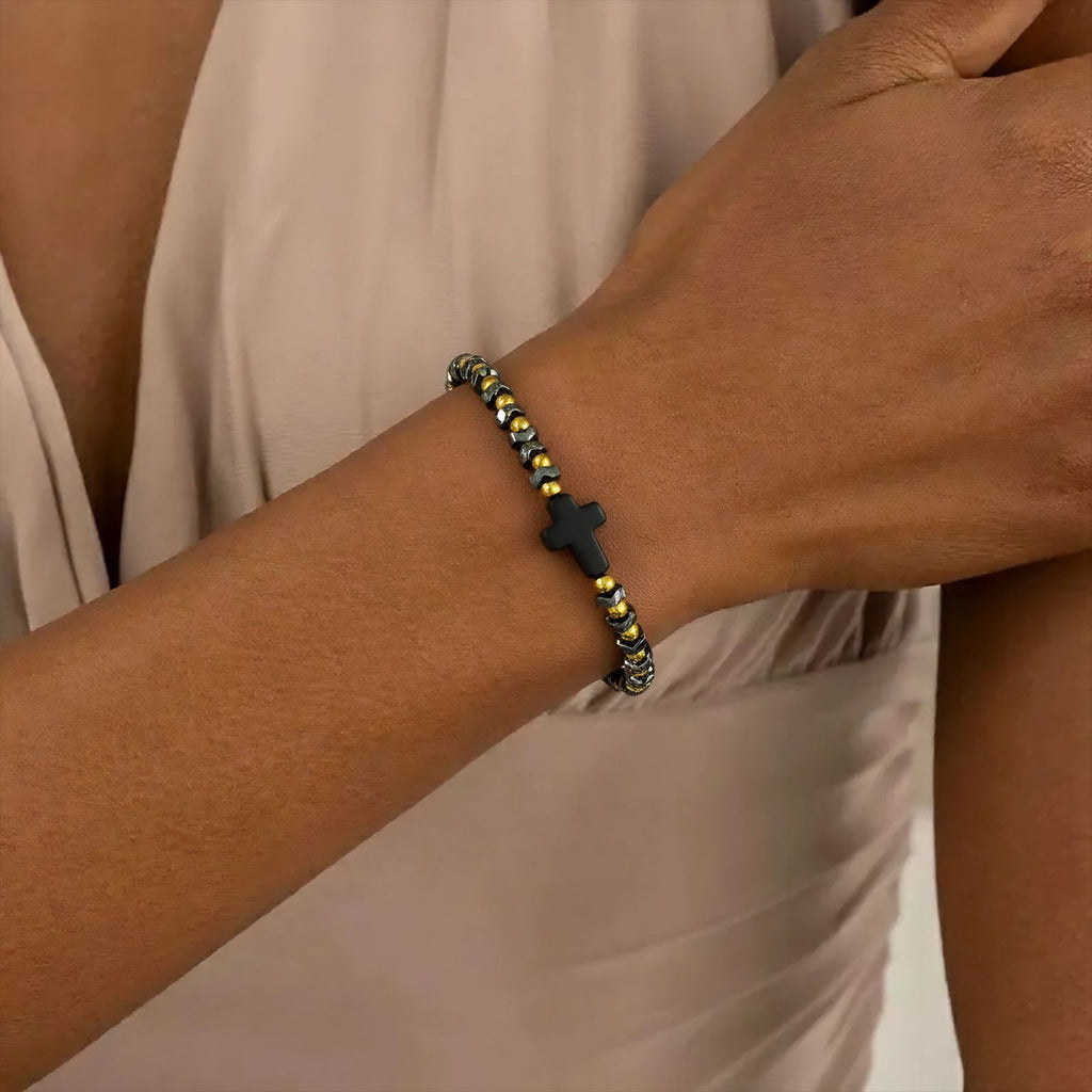 Damenarmband mit Kreuzmotiv und glanzvollen Perlen Shop Nory
