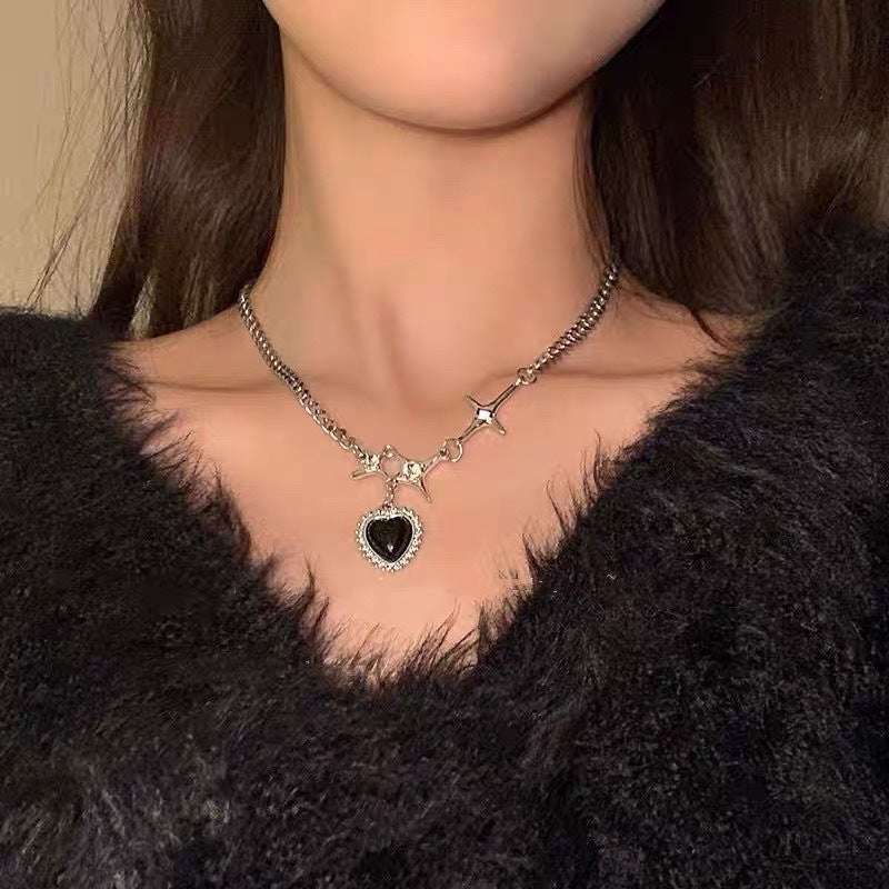 Damen Kette mit kunstvollem Herzanhänger und eleganten Akzenten Shop Nory