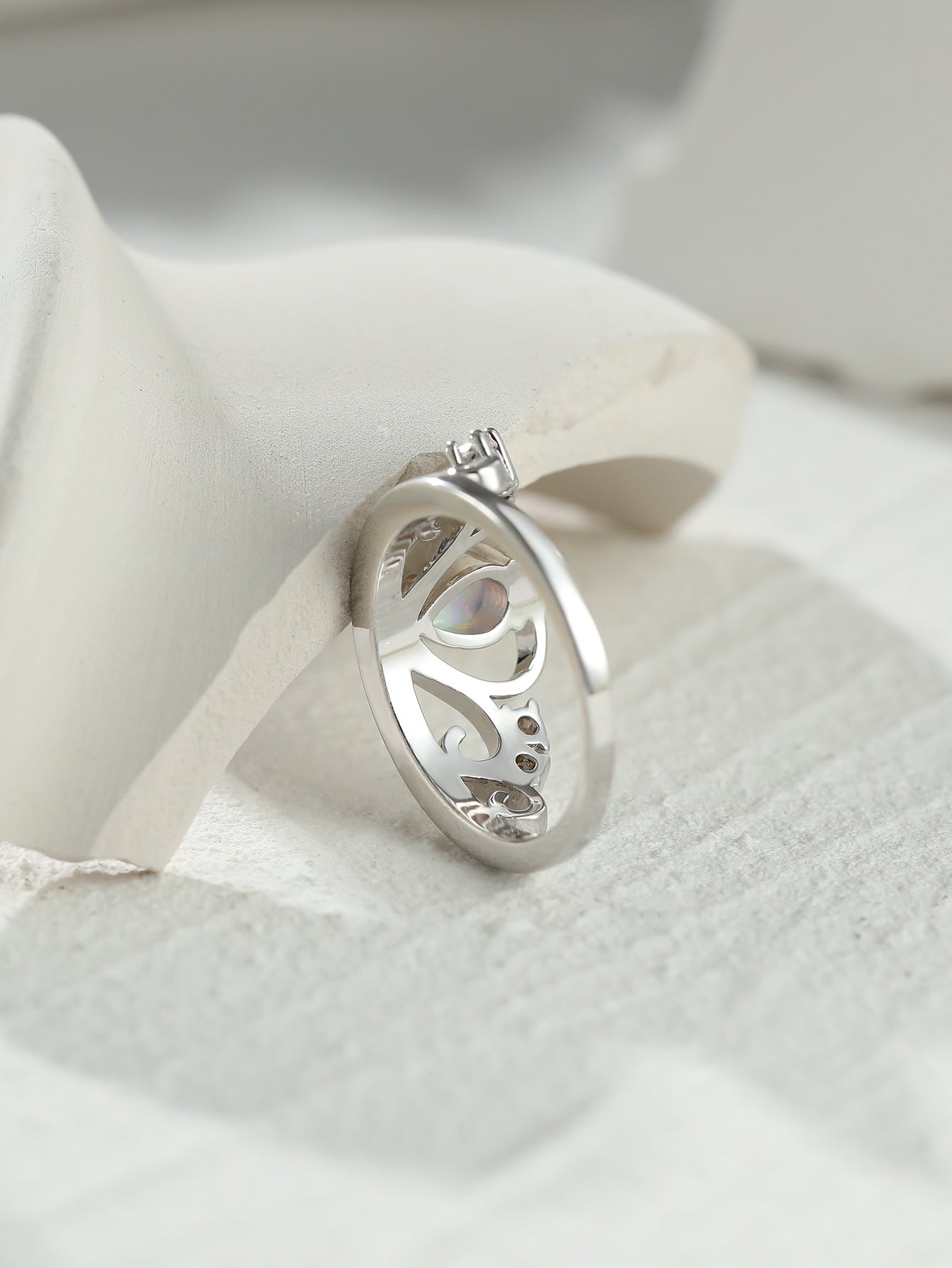 Damen Ring mit herzförmigem Opal und funkelnden Zirkonia-Details Shop Nory