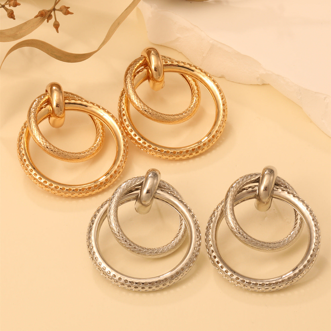 Damen Hängende Ohrringe mit elegantem, geschwungenem Ringdesign Shop Nory