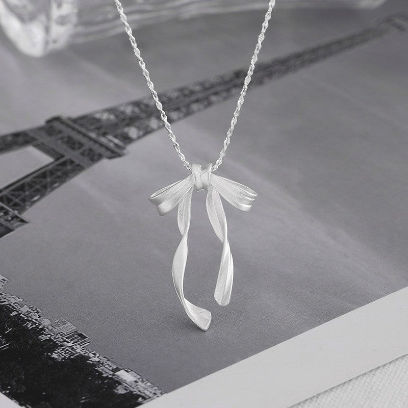 Damen Halskette mit kunstvollem Schleifenanhänger aus hochwertigem Material Shop Nory