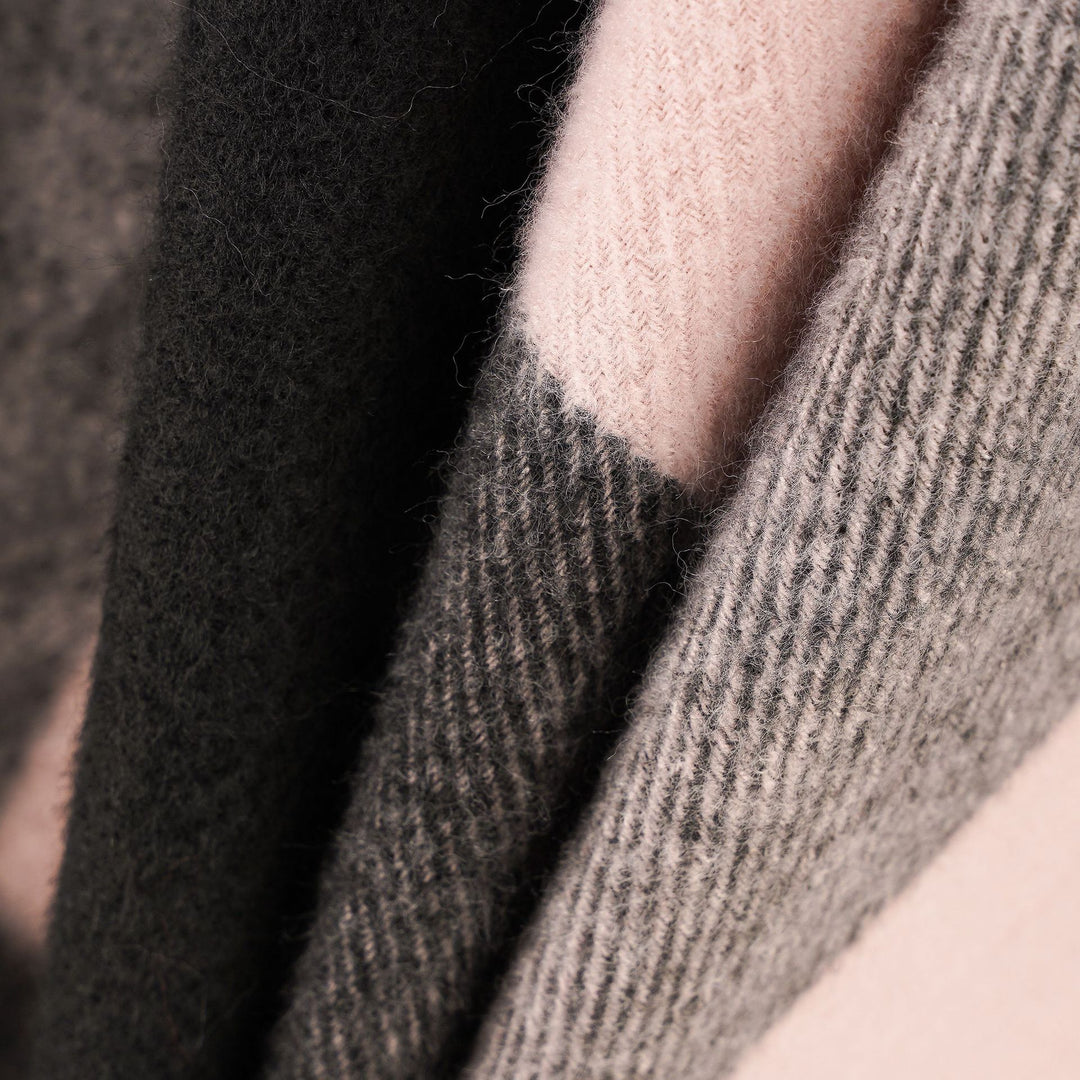 Damen Rechteckponcho im Ruana‑Stil aus Wollmix mit großen Karos und Fransensaum Shop Nory