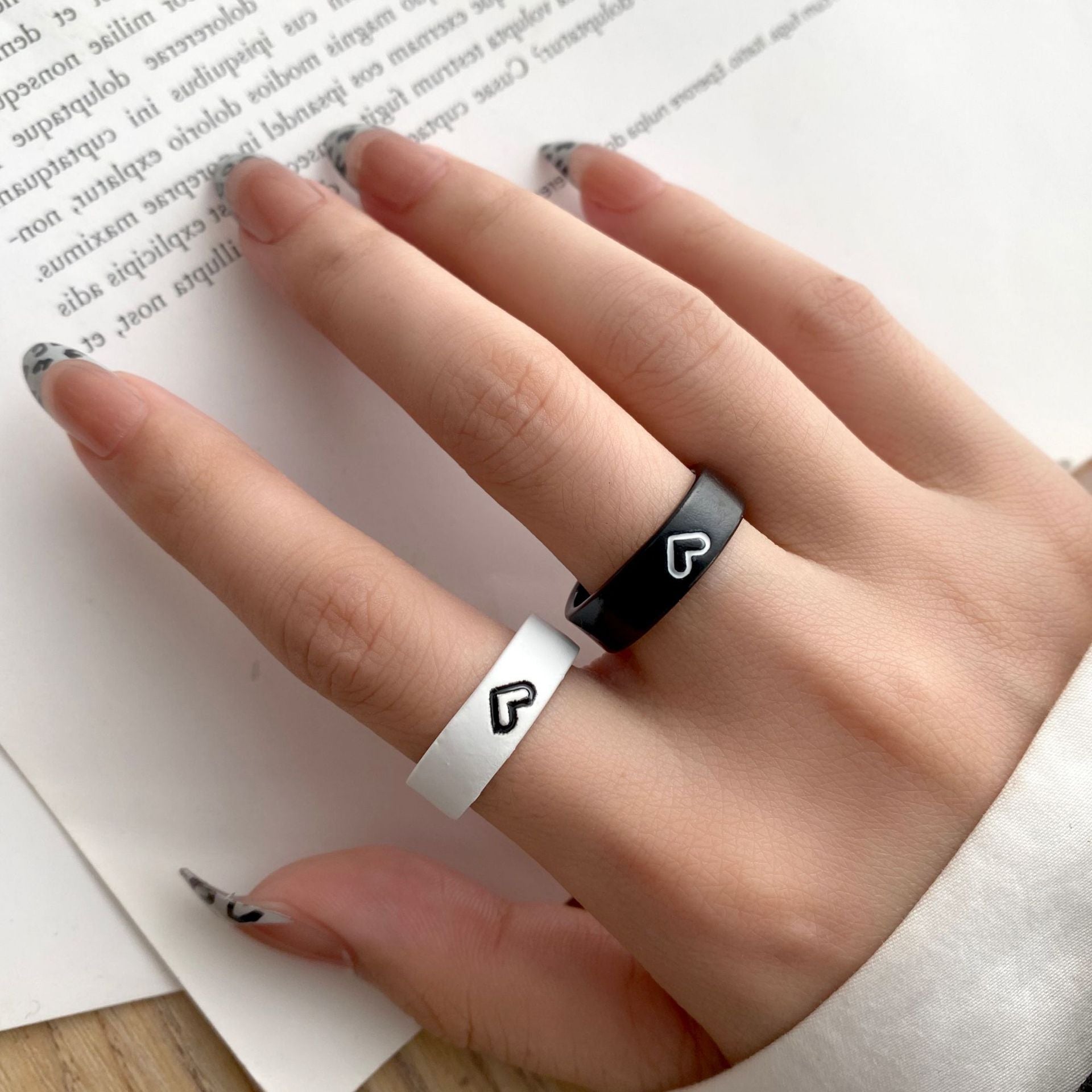 Damenring mit inspirierendem Schmetterlingsdesign und eingraviertem Spruch Shop Nory