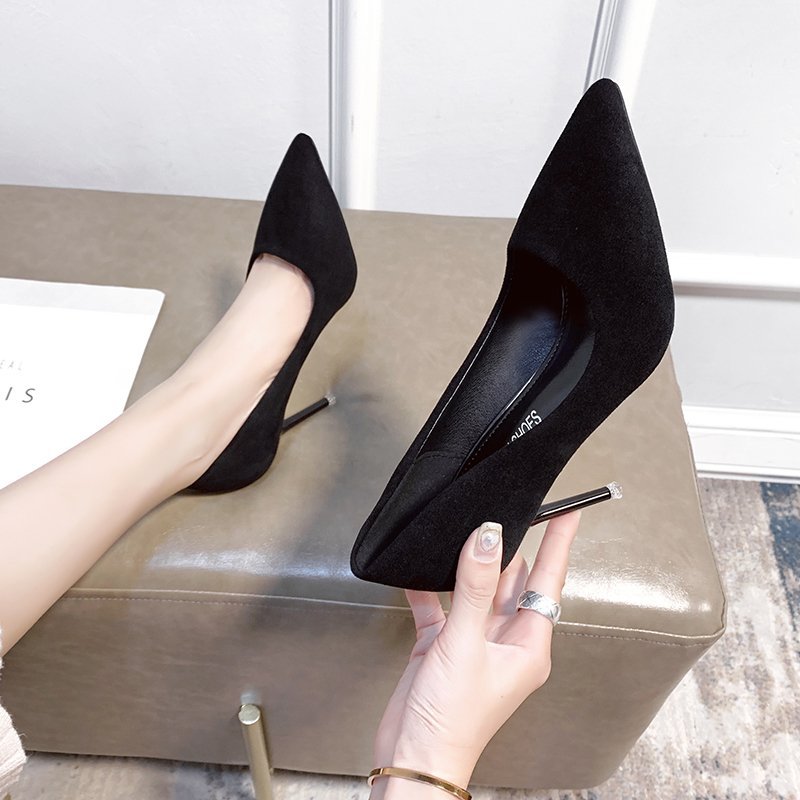 Damen Samtige spitze Pumps mit schmalem Stilettoabsatz und Komfortfußbett Shop Nory
