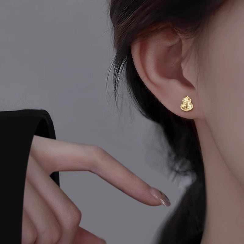 Damen Ohrstecker im eleganten Herzdesign mit funkelnden Akzenten Shop Nory