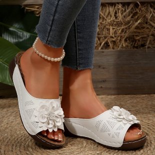 Damen Offene Zehen-Pantoletten mit Blumenapplikation, perforiertem Obermaterial und ergonomischer Keilsohle Shop Nory