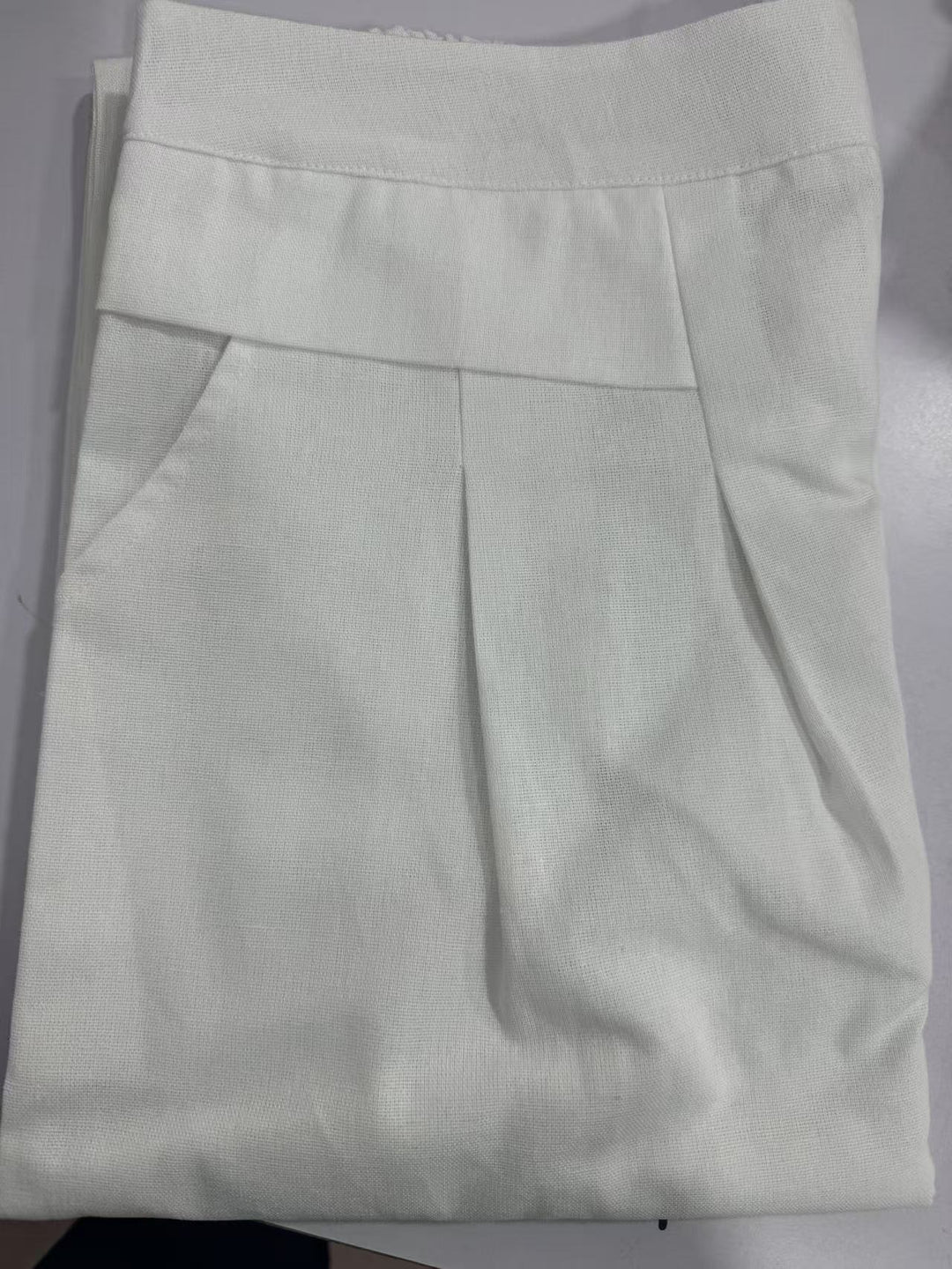 Damen Weit geschnittene Leinenhose mit hohem Bund und eleganten Falten