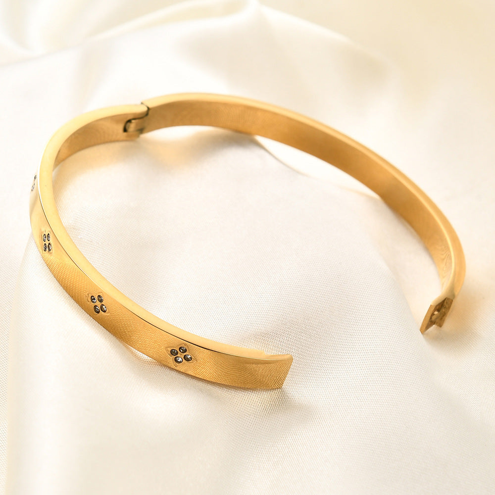 Damen Armband mit filigranem Design und schimmernden Zirkon-Akzenten Shop Nory
