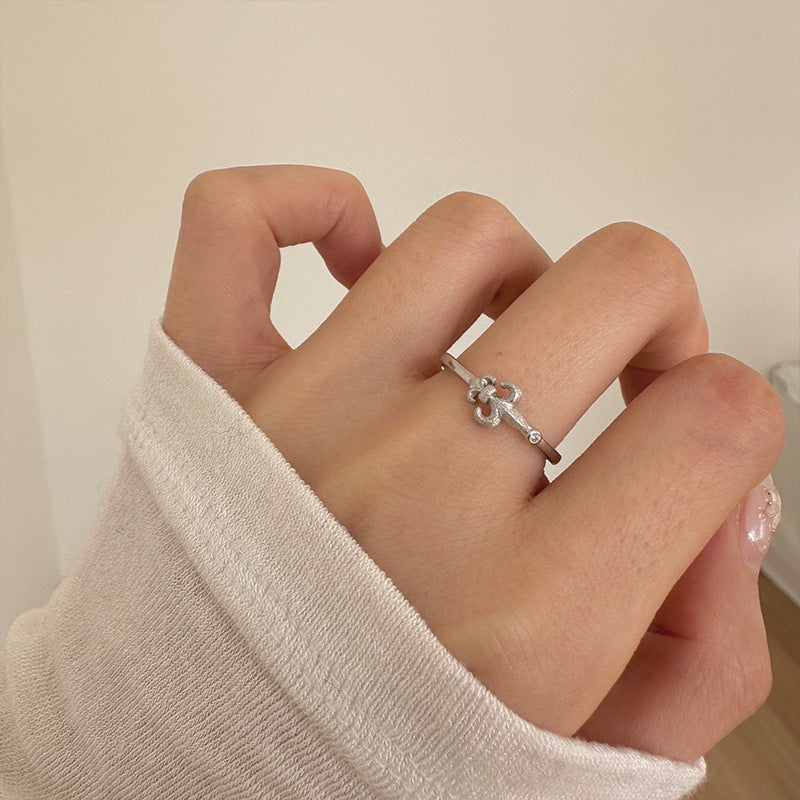 Damenring mit kunstvollem Fleur-de-Lys-Design und elegantem Zirkonia-Besatz Shop Nory