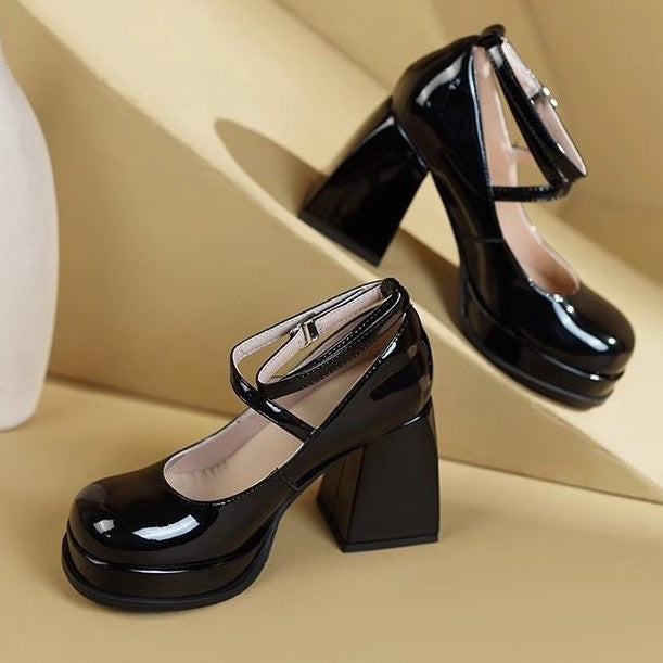 Damen elegante Hochglanz-Pumps mit verstellbarem Riemen und stabiler Sohle