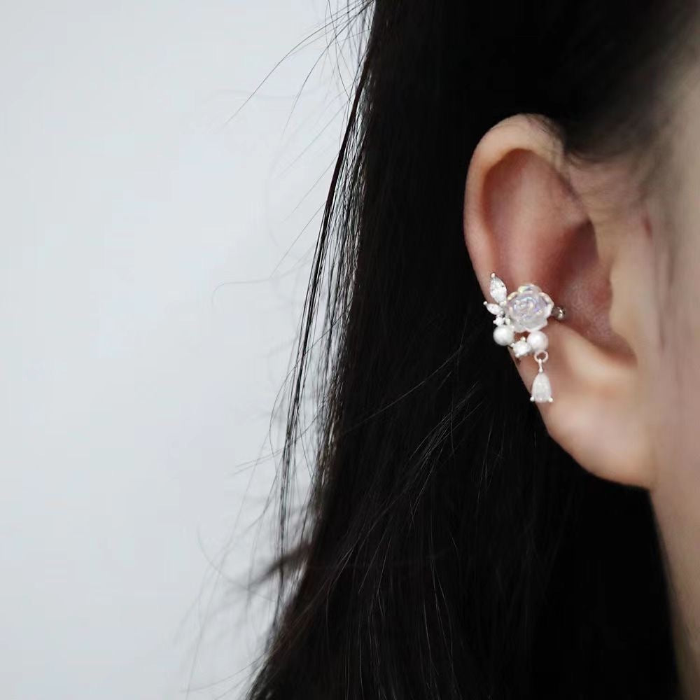 Damen Ohrstecker mit kunstvollem Rosenmotiv und funkelnden Kristallakzenten Shop Nory