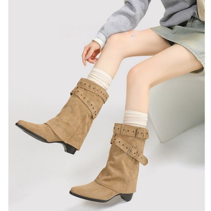 Damen Slouch-Stiefel mit spitzer Zehenpartie, Schnallenriemen und niedrigem Absatz Shop Nory