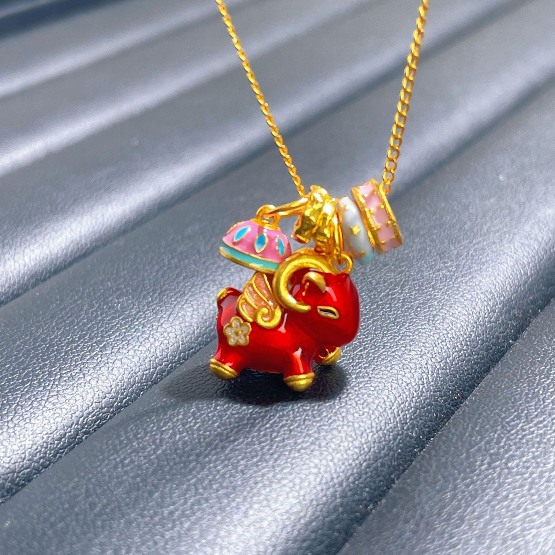 Damen Halskette mit originellem Elefanten-Anhänger und bunten Charms Shop Nory