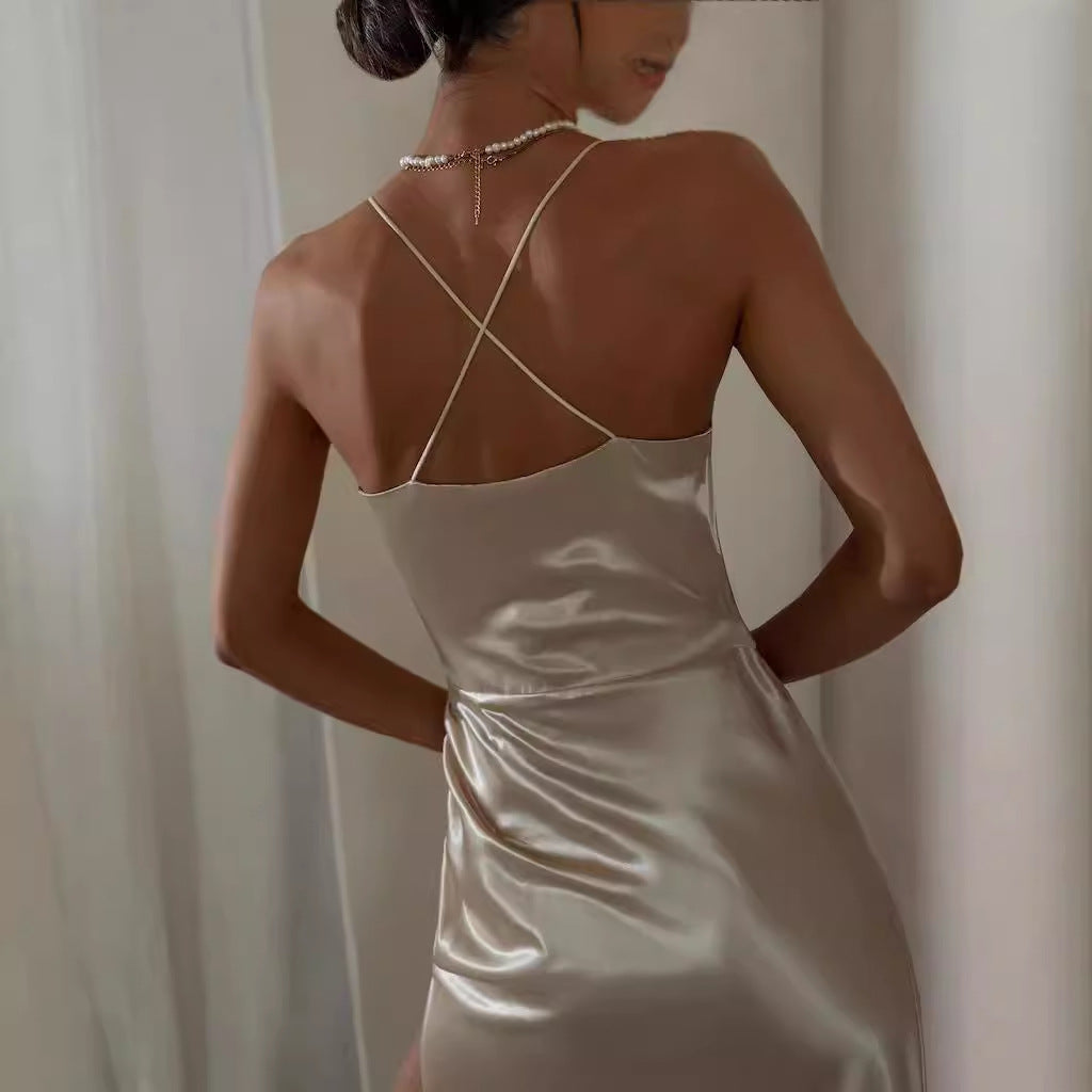 Damen Luxuriöses Satin-Cocktailkleid mit Drapierung und seitlichem Schlitz