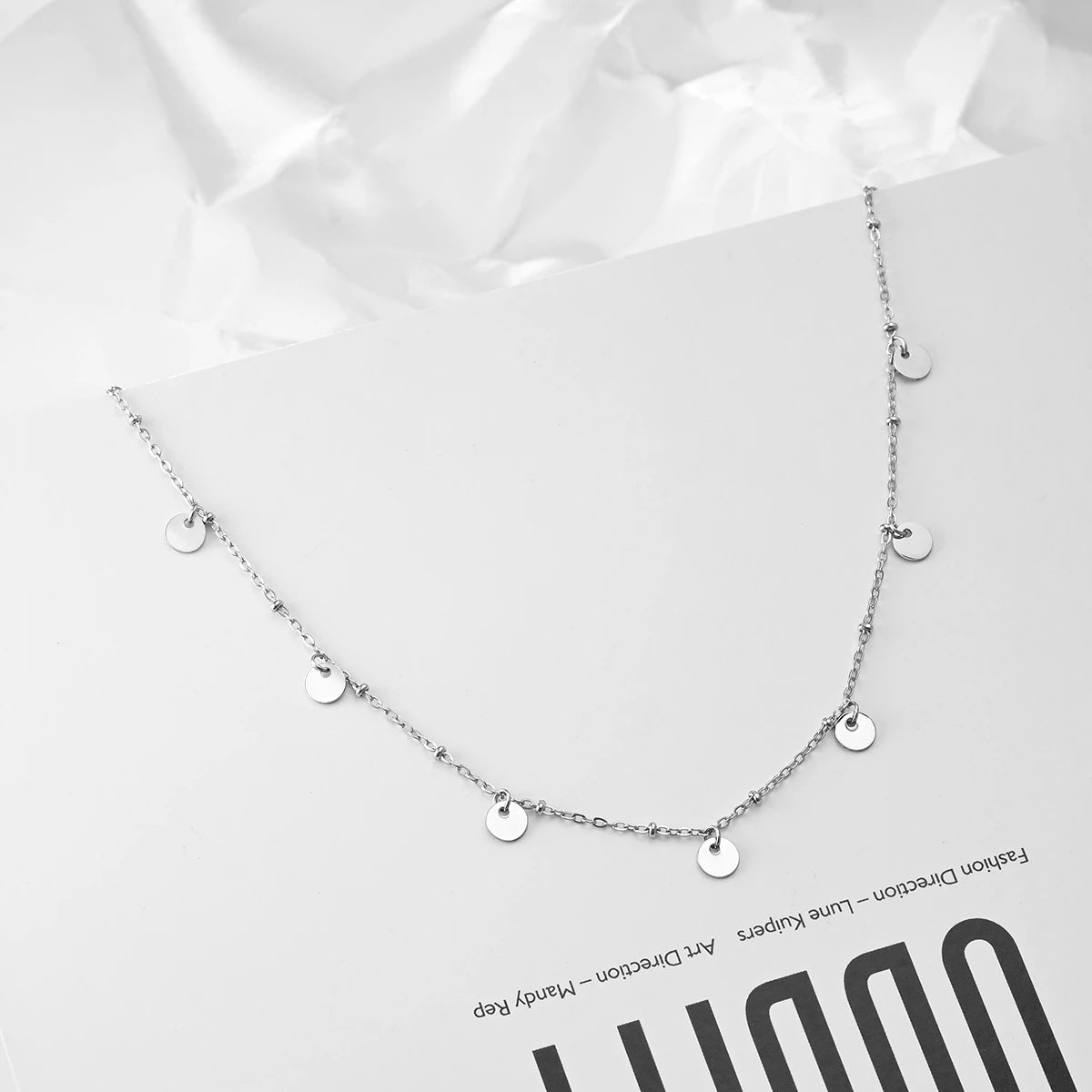 Damen Halskette mit glänzenden Plättchen und filigranem Design Shop Nory