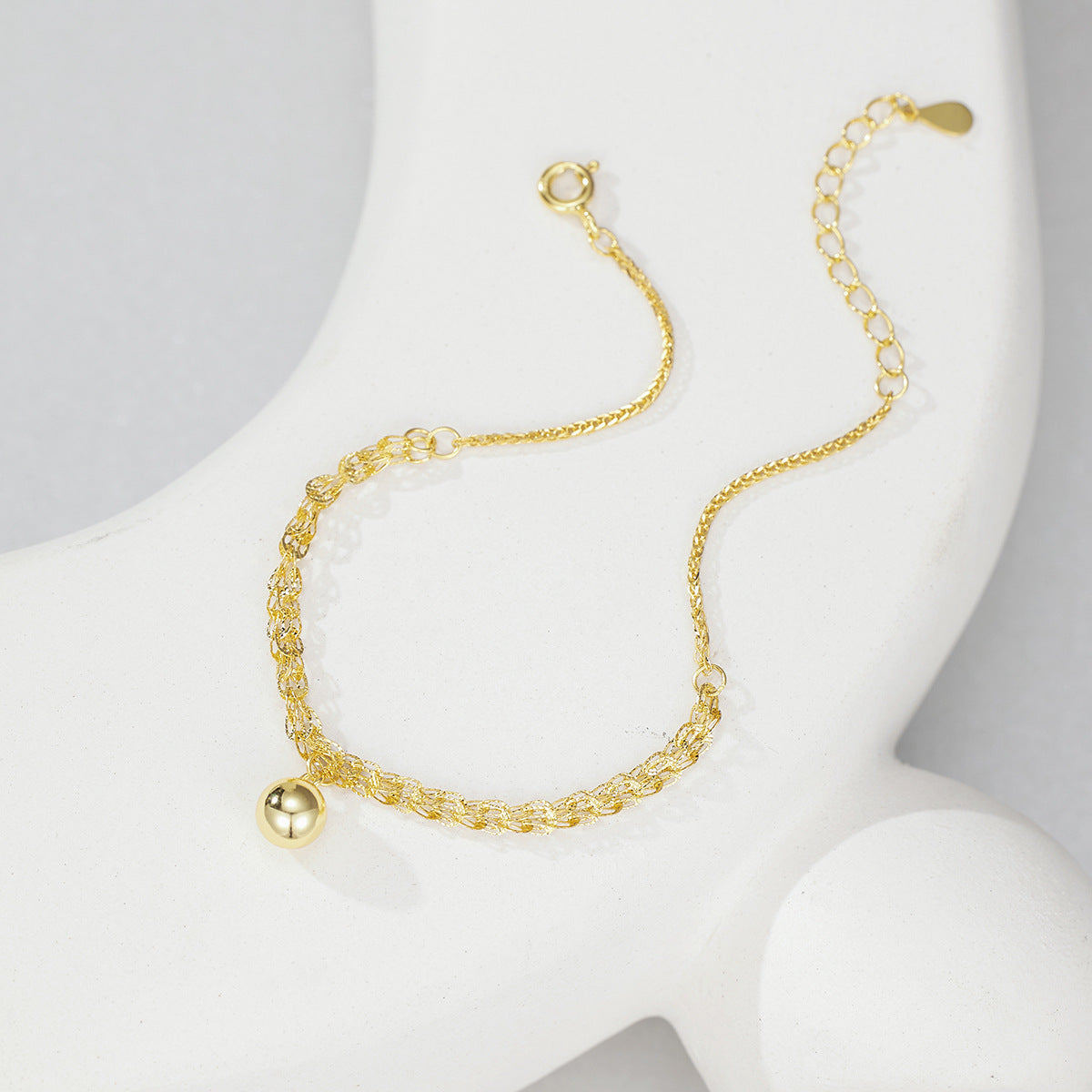 Damen elegantes Armband mit kunstvollem Kettenmuster und stilvoller Kugelanhänger Shop Nory
