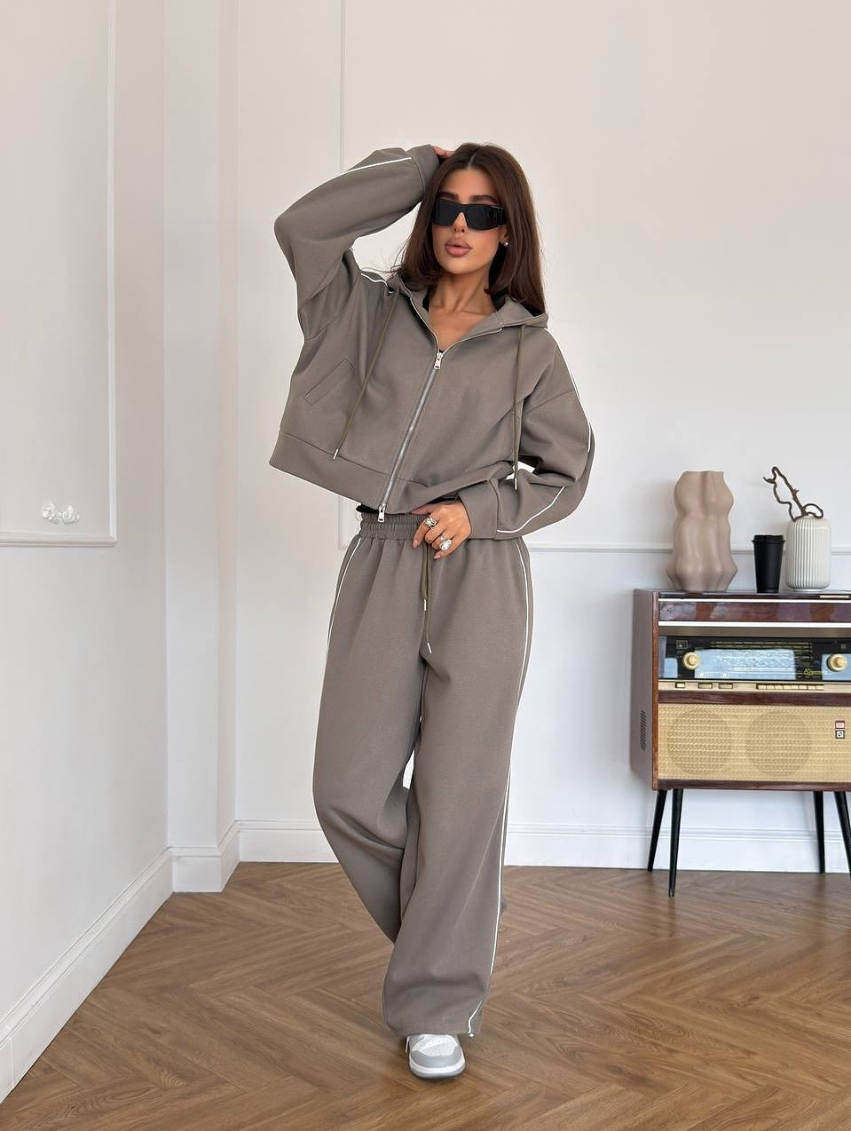 Damen Lässiges zweiteiliges Lounge-Set mit oversized Zipjacke und weitem Kordelzug-Hosenbund Shop Nory