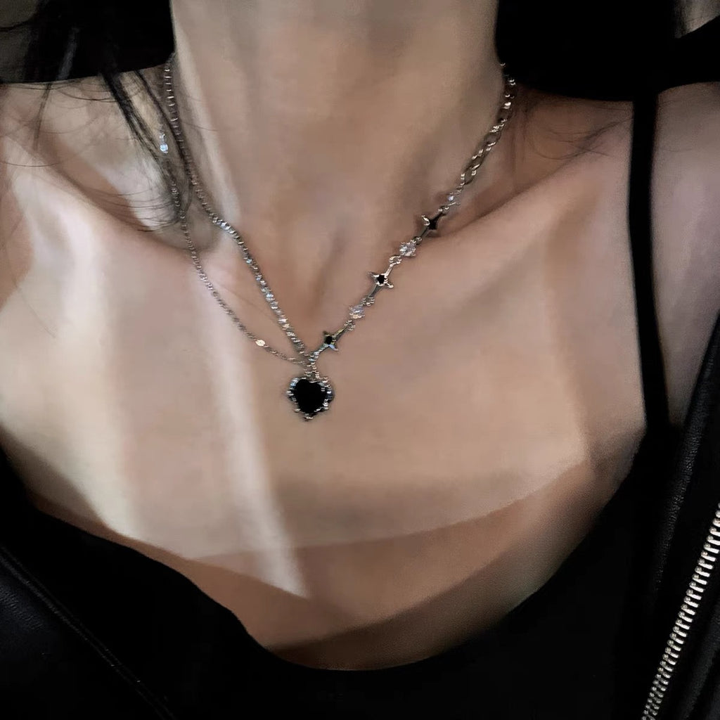 Damen Halskette mit funkelndem Rubinanhänger und verschnörkeltem Design Shop Nory