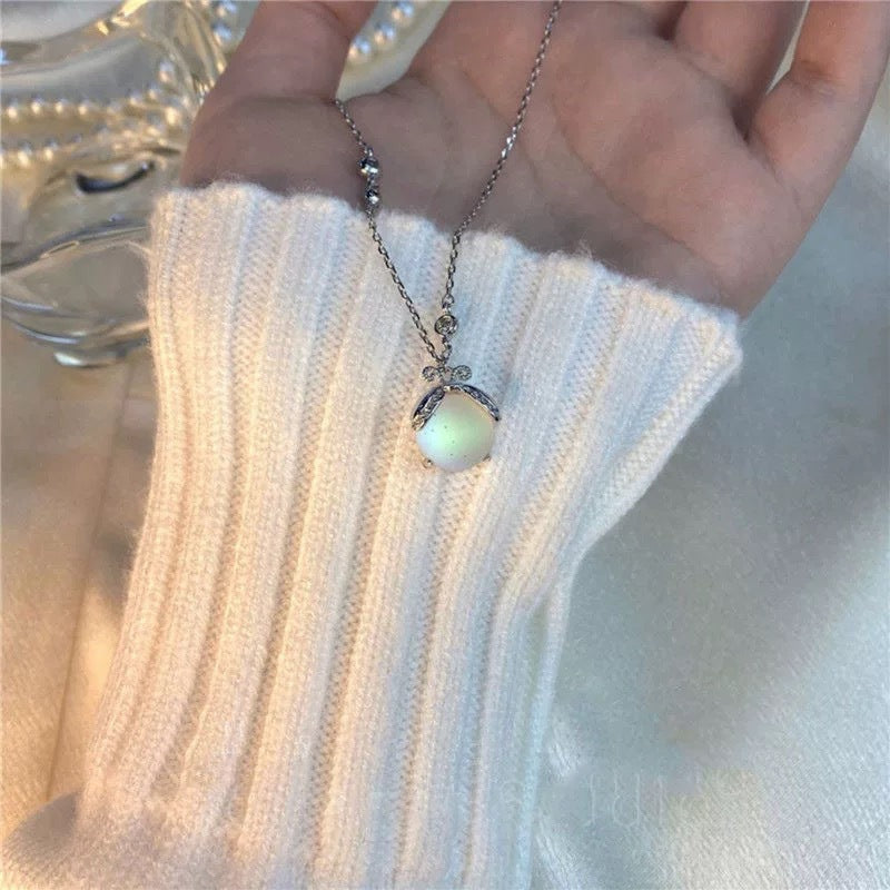 Damen Halskette mit schimmerndem Edelsteinanhänger und eleganten Silber-Details Shop Nory