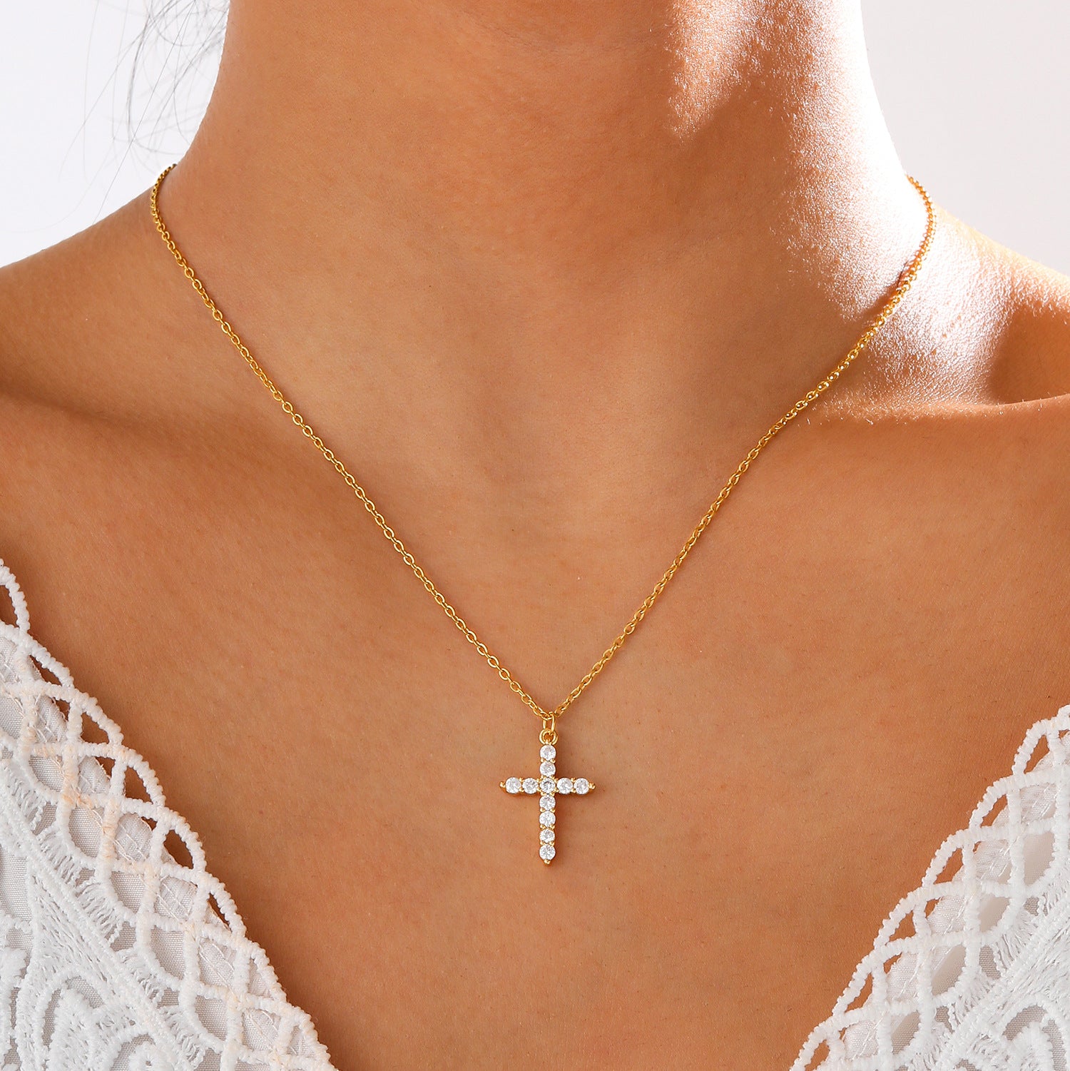Damen Halskette mit funkelndem Kreuzanhänger aus hochwertigem Material Shop Nory