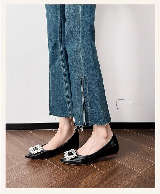 Damen Flache Patent-Ballerinas mit spitzer Zehenform und Schmuckbrosche Shop Nory
