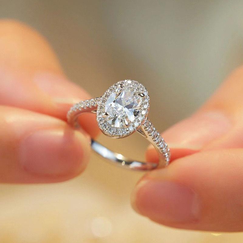 Damen Eleganter Ring mit ovalem Hauptstein und funkelnder Zirkonia-Verzierung Shop Nory
