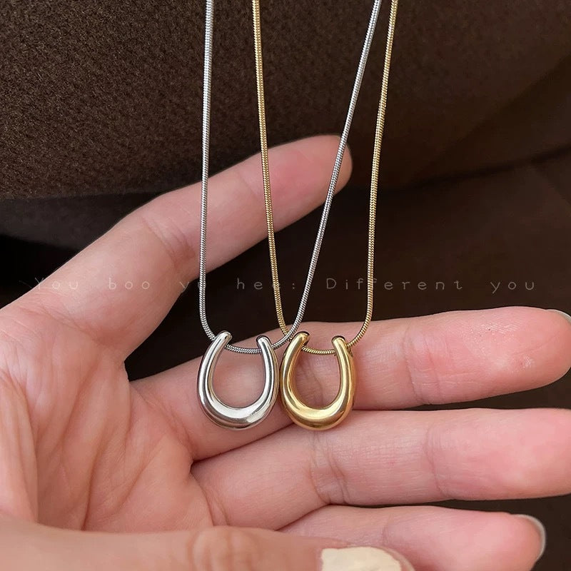 Damen Halskette mit modernem, geschwungenem Anhänger aus Edelstahl Shop Nory