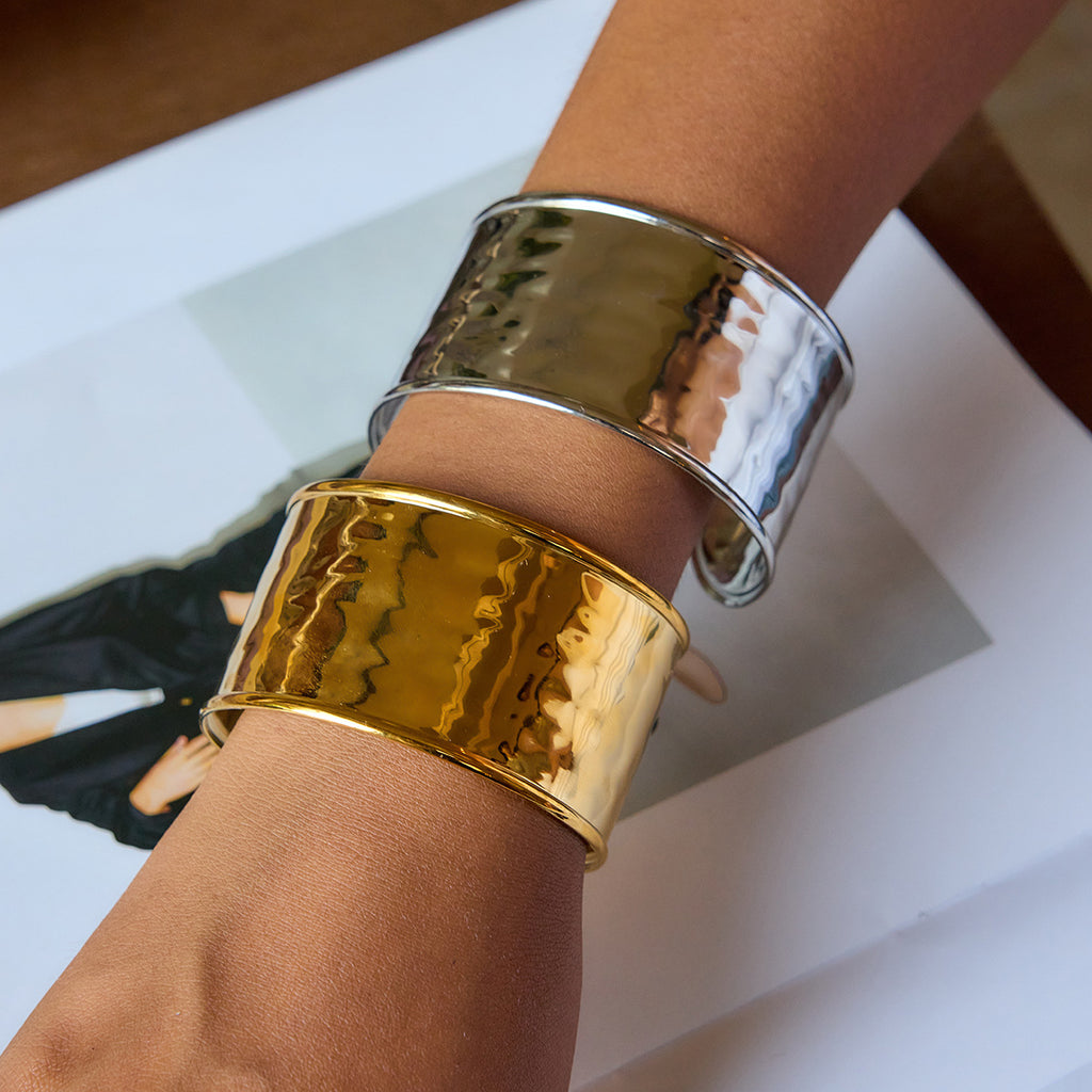 Damen Offenes Armband mit elegantem Wellenmuster aus hypoallergenem Edelstahl Shop Nory