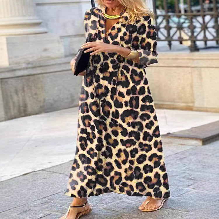 Damen Maxi-Kleid im Leoprint mit V-Ausschnitt, dreiviertelärmeln und weiter A‑Linie Shop Nory