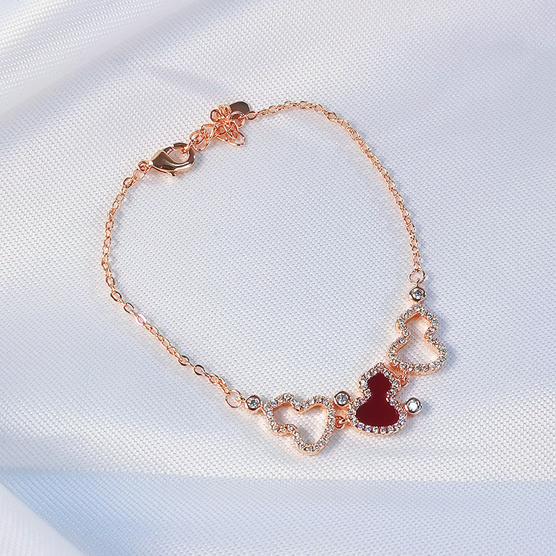 Damen Armband mit herzförmigem Anhänger und funkelnden Kristallen Shop Nory