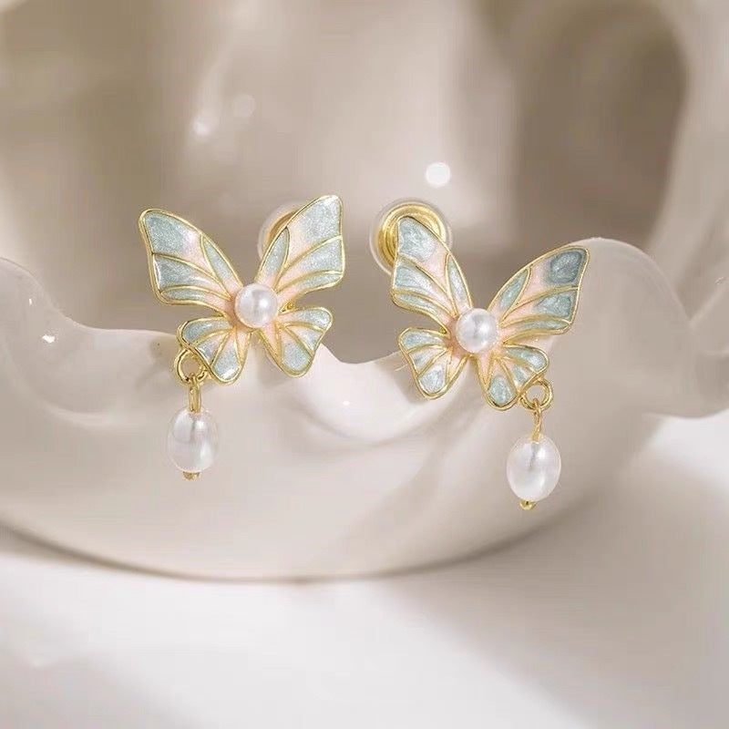 Damen Ohrringe mit kunstvollem Schmetterlingsdesign und eleganten Perlendetails Shop Nory