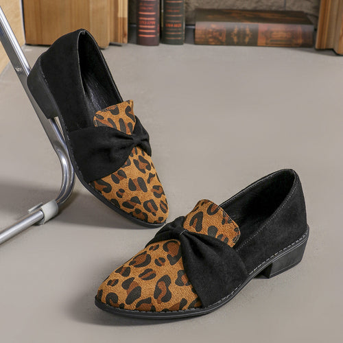 Damen Veloursleder-Loafer mit goldener Kettenapplikation und kleinem Blockabsatz Shop Nory