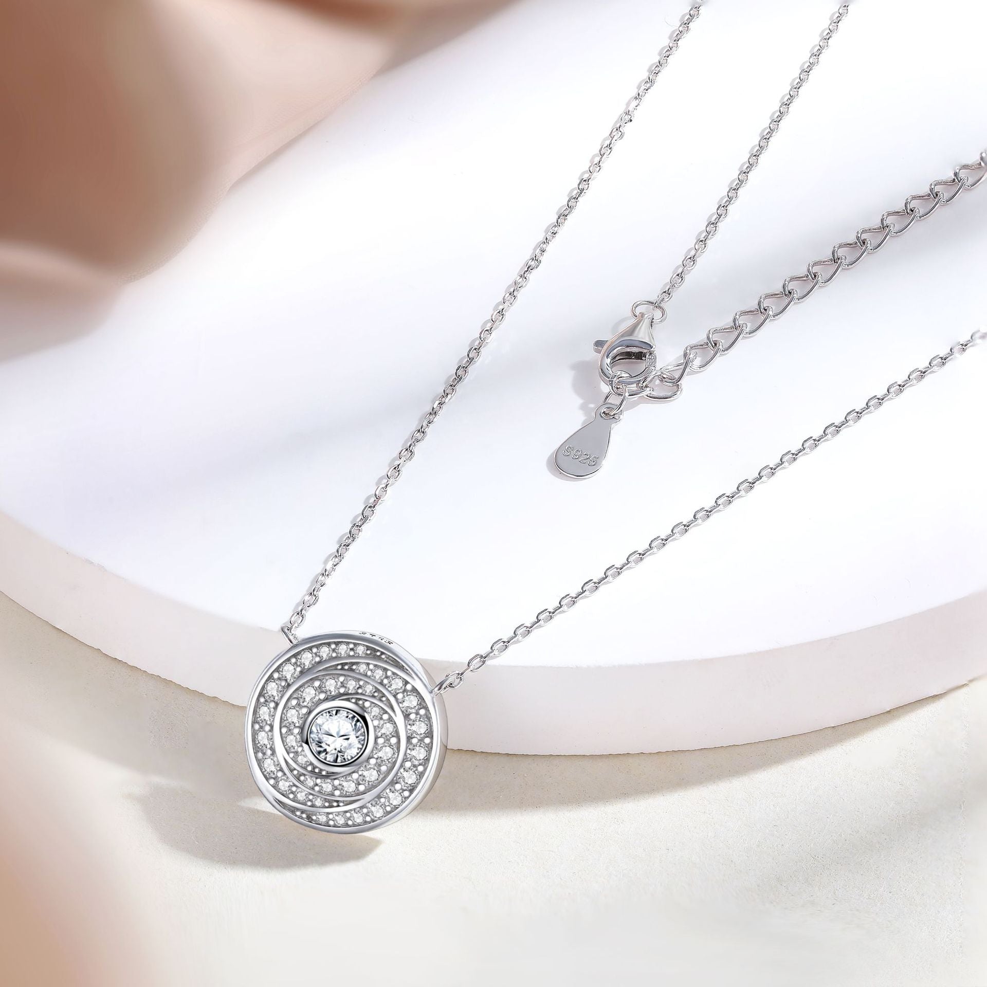 Damenring mit kunstvollen geometrischen Zirkonia-Details Shop Nory