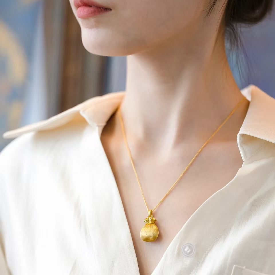 Damen Anhänger im eleganten Geldbeutel-Design mit funkelnden Kristallen Shop Nory