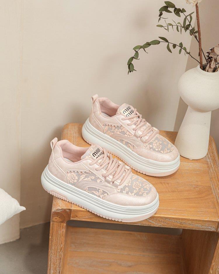 Damen Sneakers mit filigranem Blumenmotiv und gepolsterter Sohle