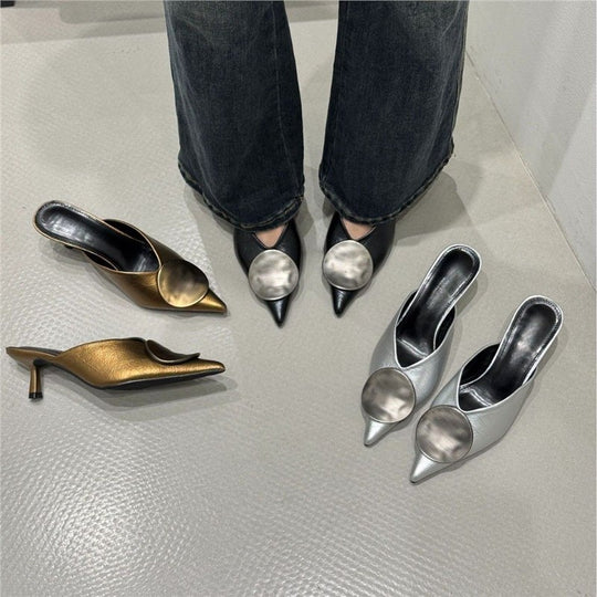 Damen spitz zulaufende Mule mit niedrigem Kitten‑Heel und dekorativer Metallplakette Shop Nory
