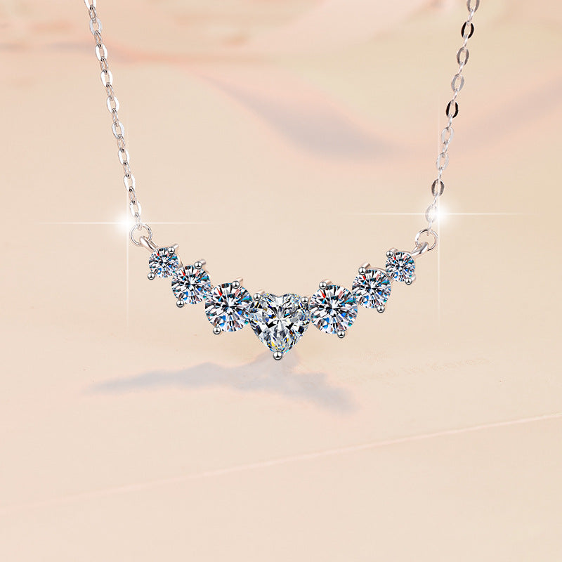 Damen Anhänger-Halskette mit funkelnden Kristallen und herzförmigem Design Shop Nory