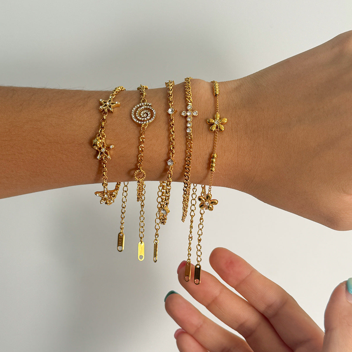 Damen Armband mit spiralförmigem Zirkonia-Anhänger aus hypoallergenem Edelstahl Shop Nory