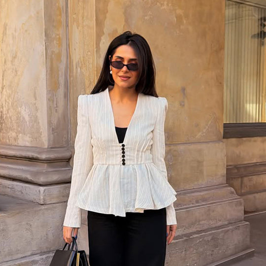 Damen Taillierter Peplum‑Blazer mit skulpturierter Schulter und dekorativer Knopfleiste Shop Nory